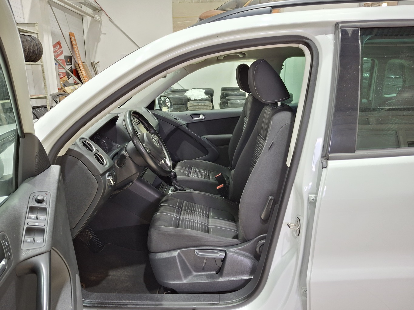 VOLKSWAGEN TIGUAN
