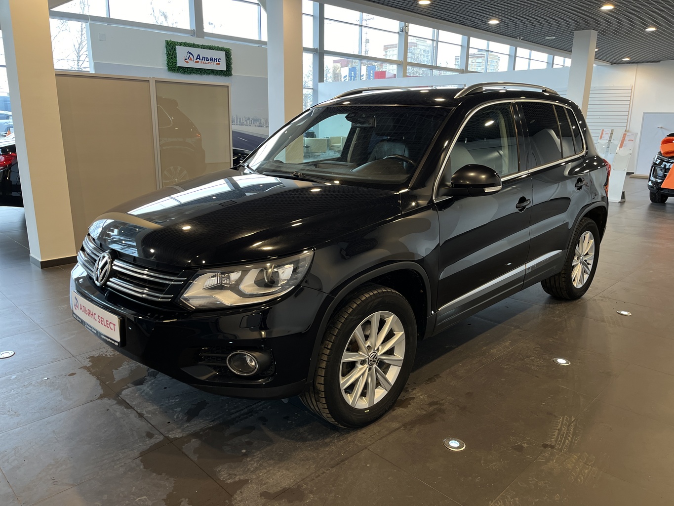 VOLKSWAGEN TIGUAN