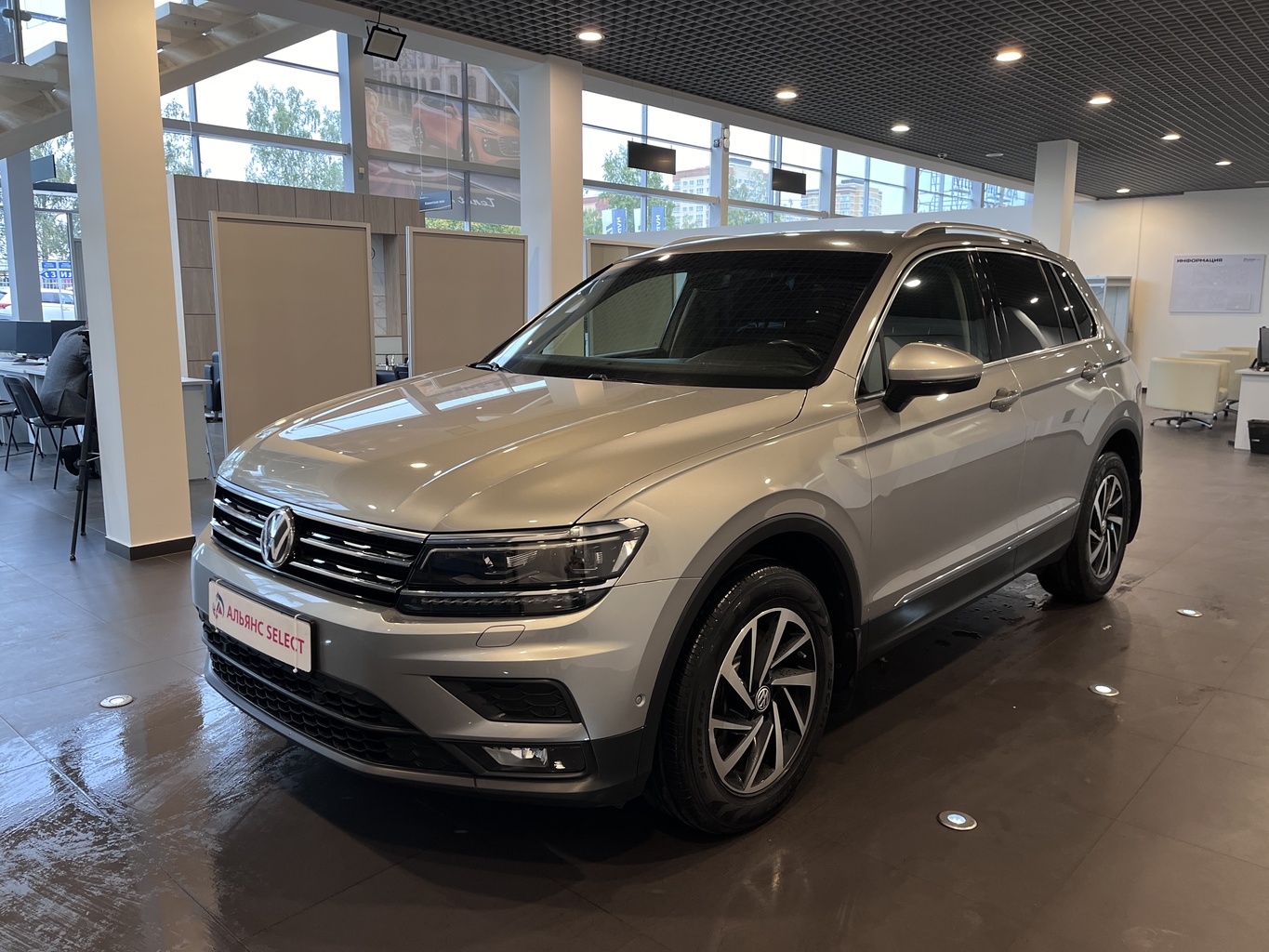 VOLKSWAGEN TIGUAN