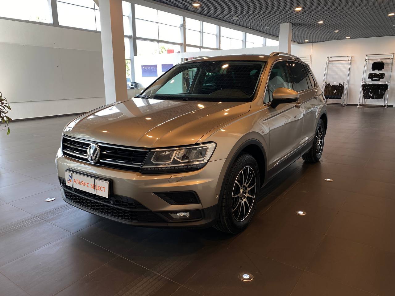 VOLKSWAGEN TIGUAN