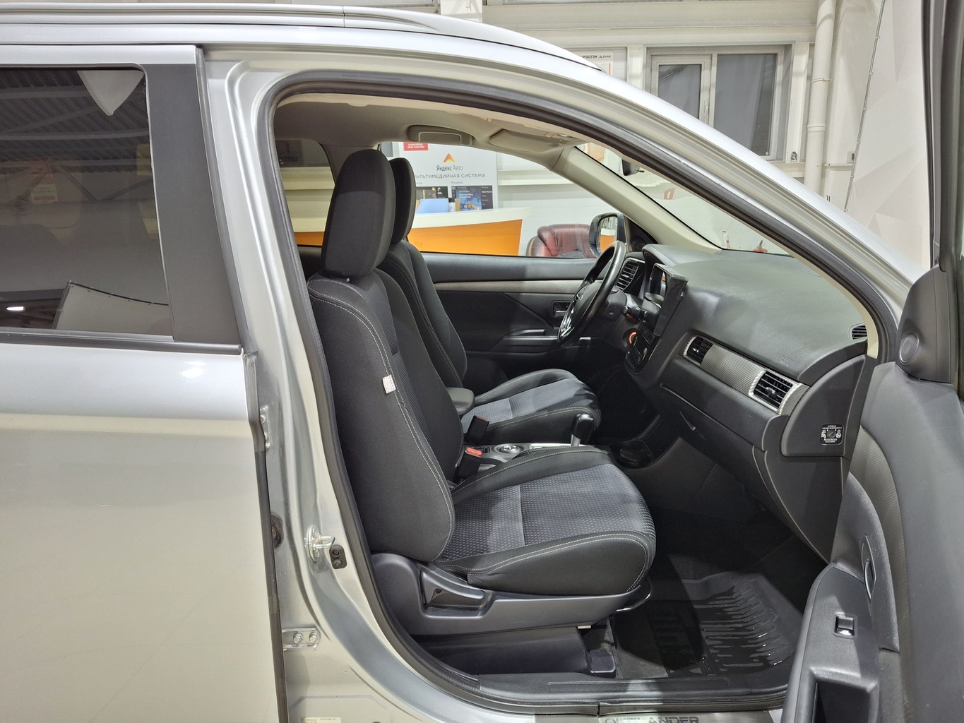 MITSUBISHI OUTLANDER