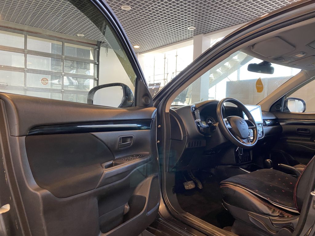 MITSUBISHI OUTLANDER