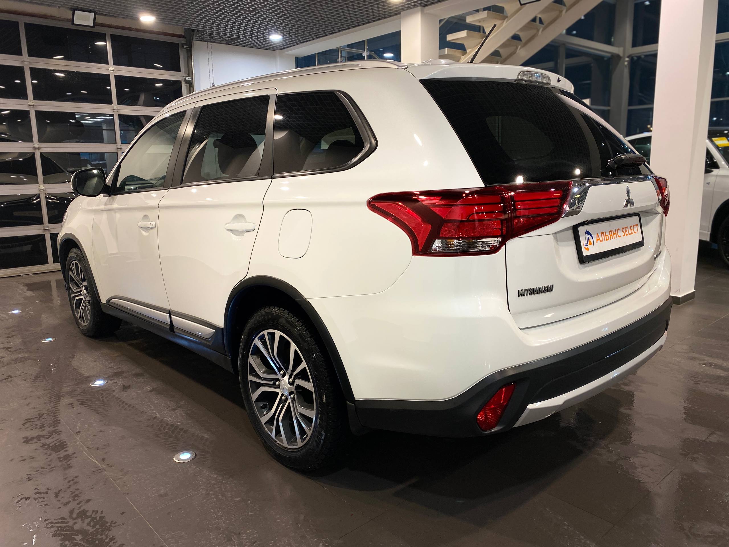 MITSUBISHI OUTLANDER