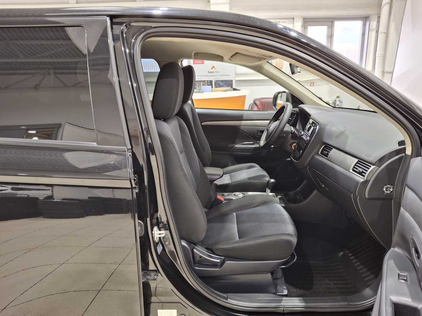 MITSUBISHI OUTLANDER