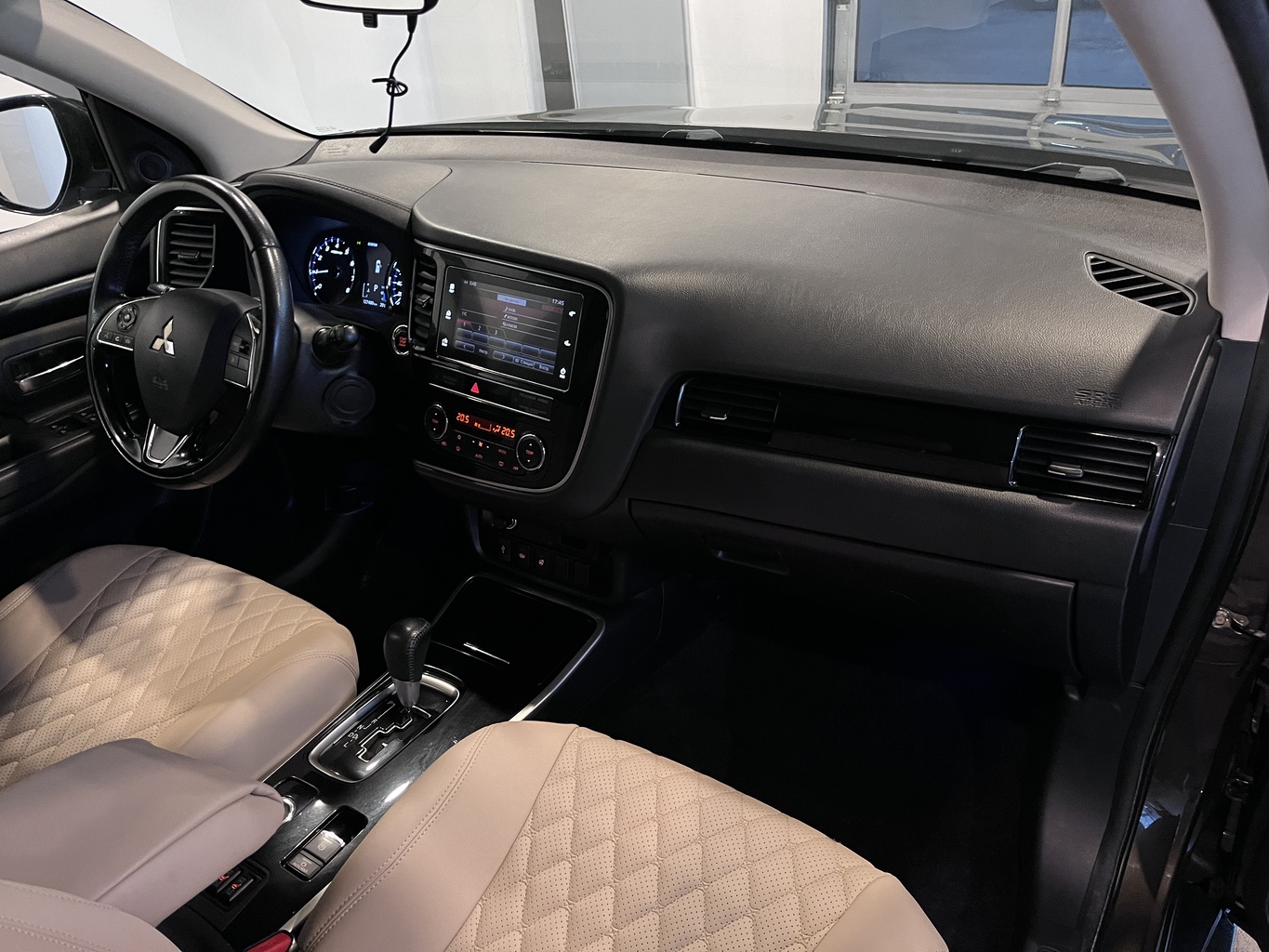 MITSUBISHI OUTLANDER