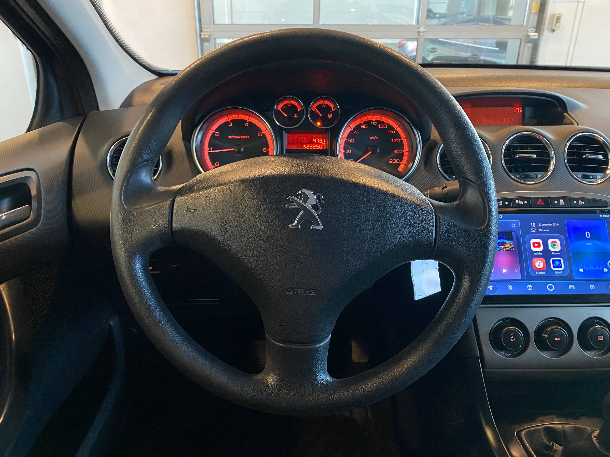 PEUGEOT 408