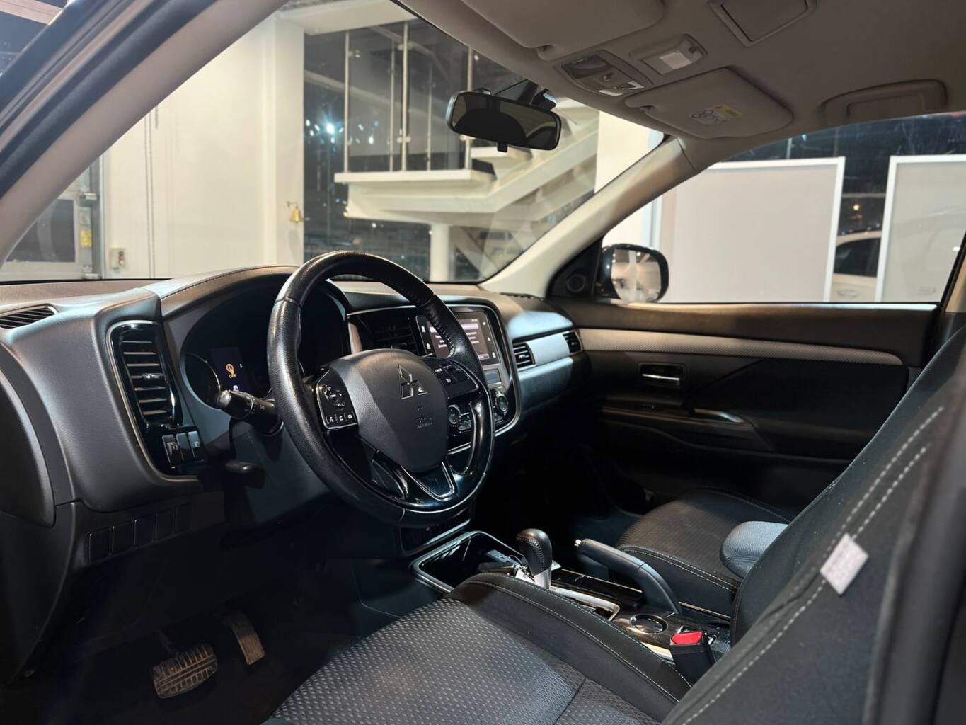 MITSUBISHI OUTLANDER